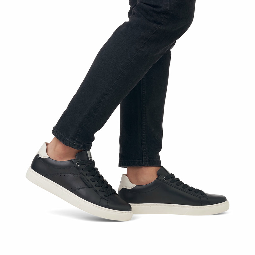 Schwarze Rieker Herren Sneaker Low U0704-00 mit TR-Sohle mit leichtem EVA-Inlet. Schuh am Fuß.