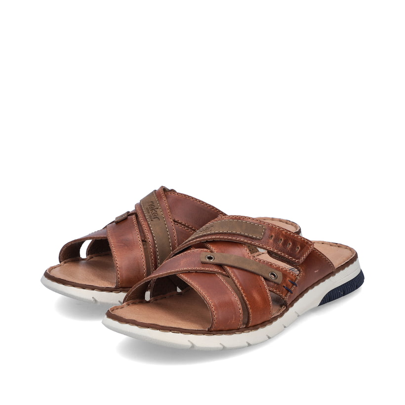 Braune Rieker Herren Pantoletten 25292-24 mit einem Klettverschluss. Schuhpaar seitlich schräg.