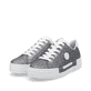 Silberne Rieker Damen Sneaker Low N49W1-91 mit einer Schnürung. Schuhpaar seitlich schräg.