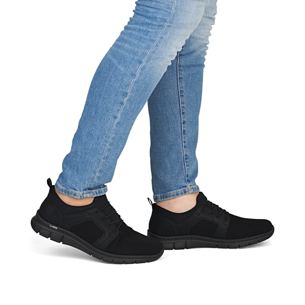 Mocassins Rieker noirs pour homme B7796-01 avec bande élastique. Chaussure au pied.