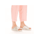Silberne Rieker Damen Pantoletten V0290-90 mit einem Klettverschluss. Schuh am Fuß.