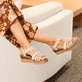 Rosane Rieker Keilsandaletten 63778-31 mit Schmuckelementen sowie einem Gummizug. Schuh am Model.