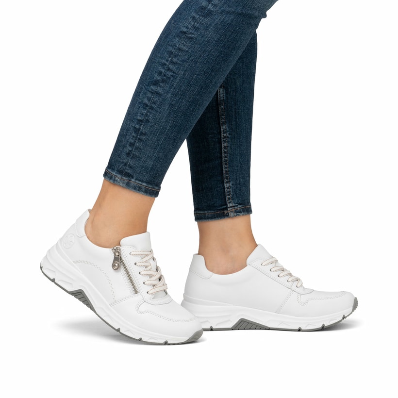 Weiße Rieker Damen Sneaker Low 48134-81 mit runden Ziernähten. Schuh am Fuß.