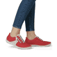 Rote Rieker Damen Schnürschuhe 52521-33 mit einem Reißverschluss. Schuh am Fuß.