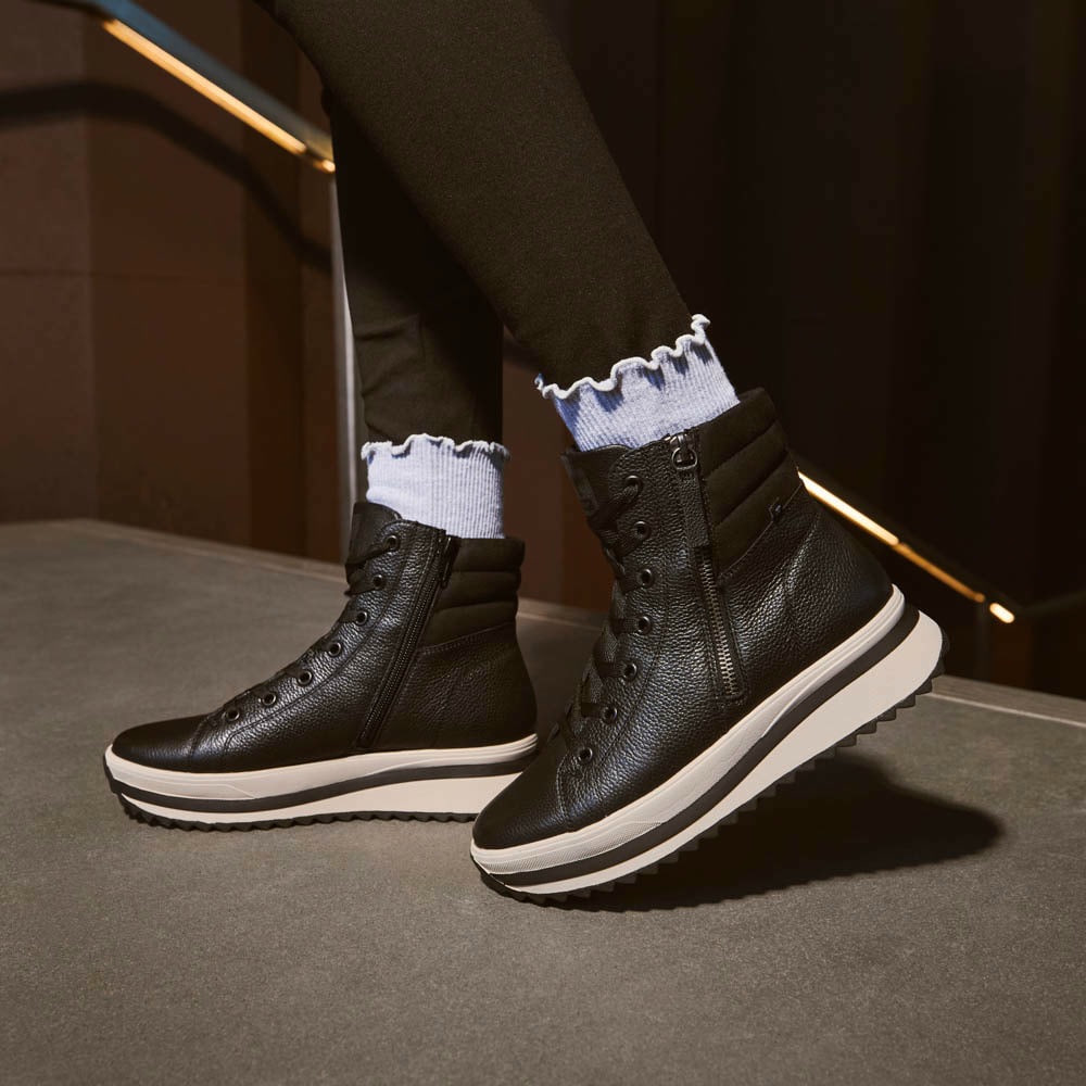 Schwarze Rieker Damen Schnürstiefel W3870-00 getragen