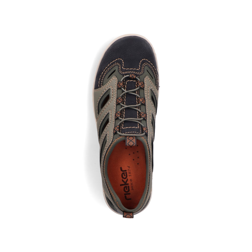 Grüne Rieker Herren Slipper 08665-54 mit Gummischnürung sowie Ziernähten. Schuh von oben.