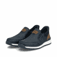 Dunkelblaue Rieker Herren Slipper B9057-14 mit einem Gummizug sowie Extraweite H. Schuhpaar seitlich schräg.
