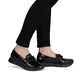Mocassins Rieker rouges pour femme 49051-35 avec chaîne décorative. Chaussure au pied.