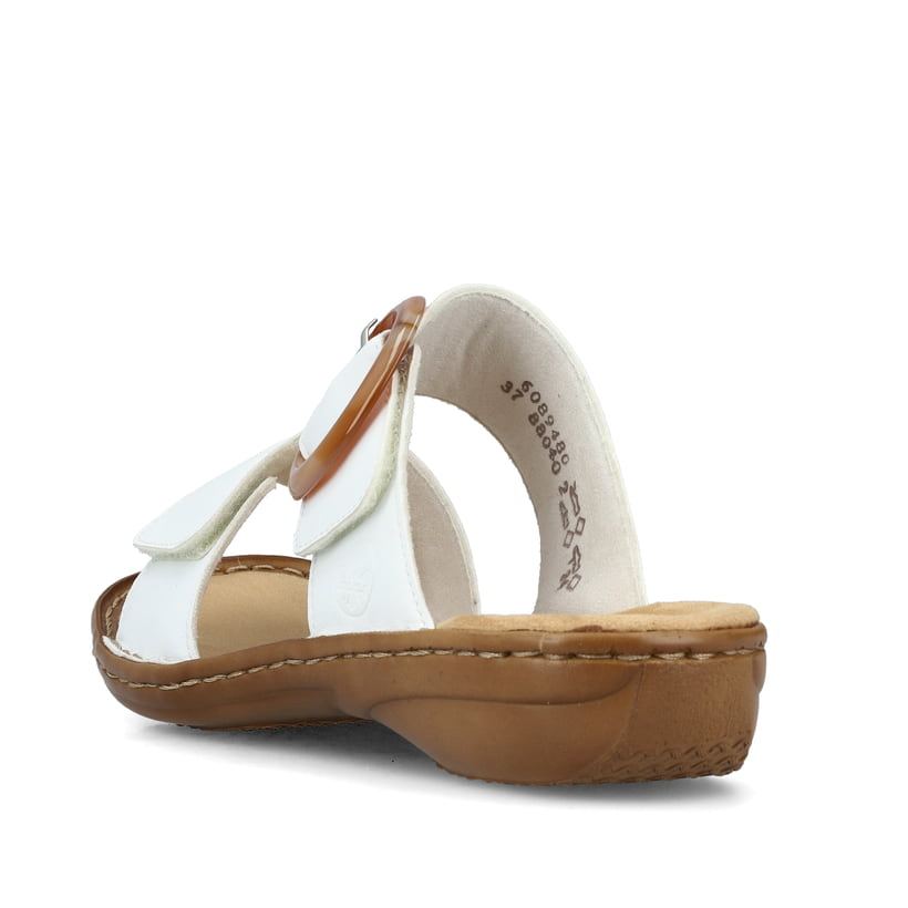 Weiße Rieker Damen Pantoletten 60894-80 mit trendigen Schnalle. Schuh von hinten.