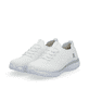 Weiße Rieker Damen Slipper M5074-80 mit Gummizug sowie einer ultraleichten Sohle. Schuhpaar seitlich schräg.