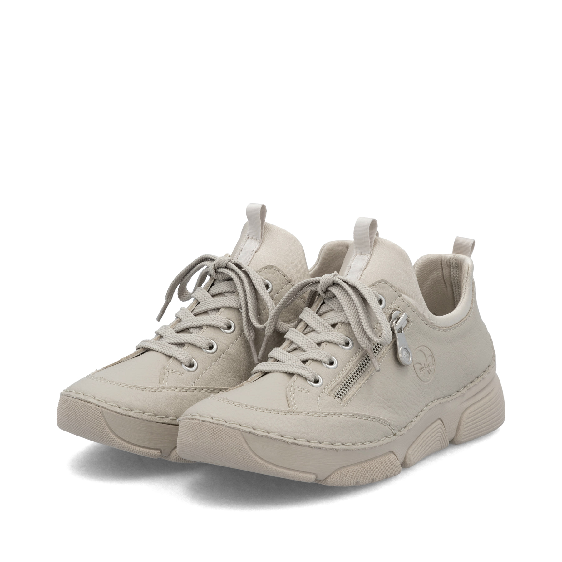 Beige Rieker Damen Slipper 45973-60 mit Gummizug sowie extra weicher Decksohle. Schuhpaar seitlich schräg.