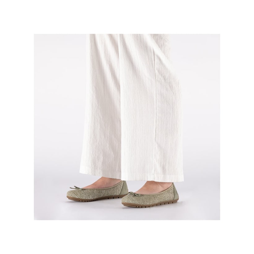 Khakifarbene Rieker Ballerinas 43850-52 mit dekorativer Schleife. Schuh am Fuß.