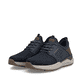 Dunkelblau-braune Rieker Herren Slipper 06058-14 mit Gummizug sowie Extraweite H. Schuhpaar seitlich schräg.