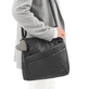 Sac bandoulière Rieker H1005-02 en noir avec fermeture éclair et pendentif en forme de cÅ“ur. Porté.