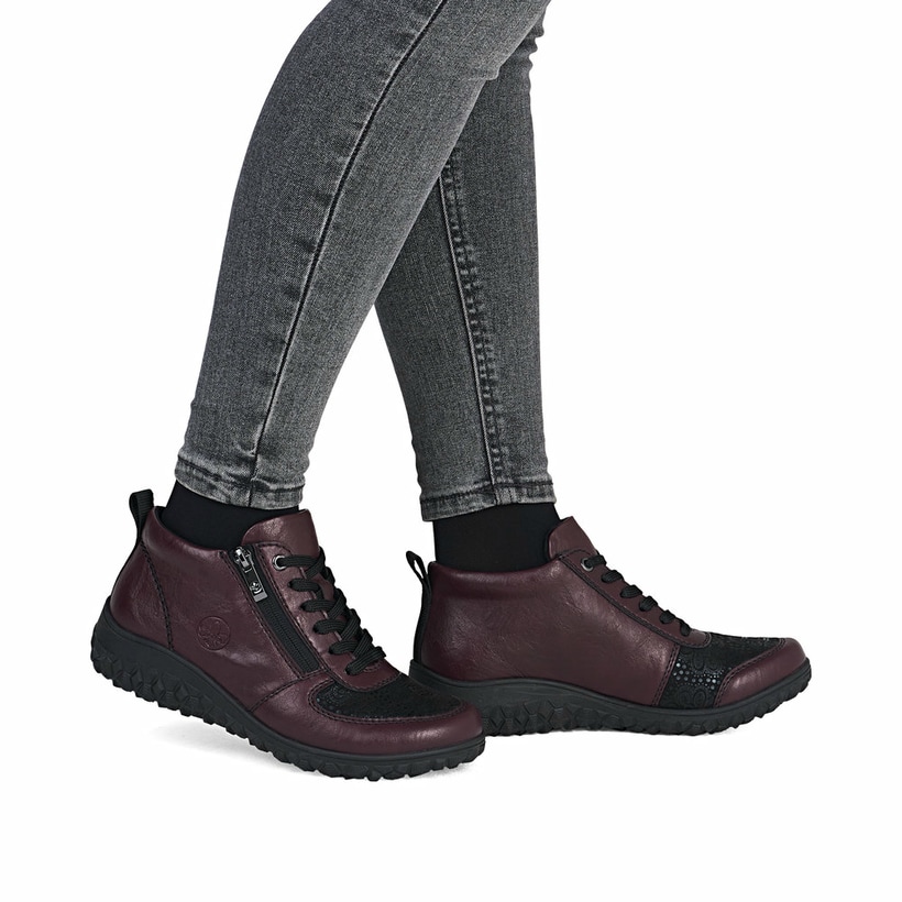 Rote Rieker Damen Kurzstiefel 59541-30 mit Reißverschluss sowie der Extraweite H. Schuh am Fuß.
