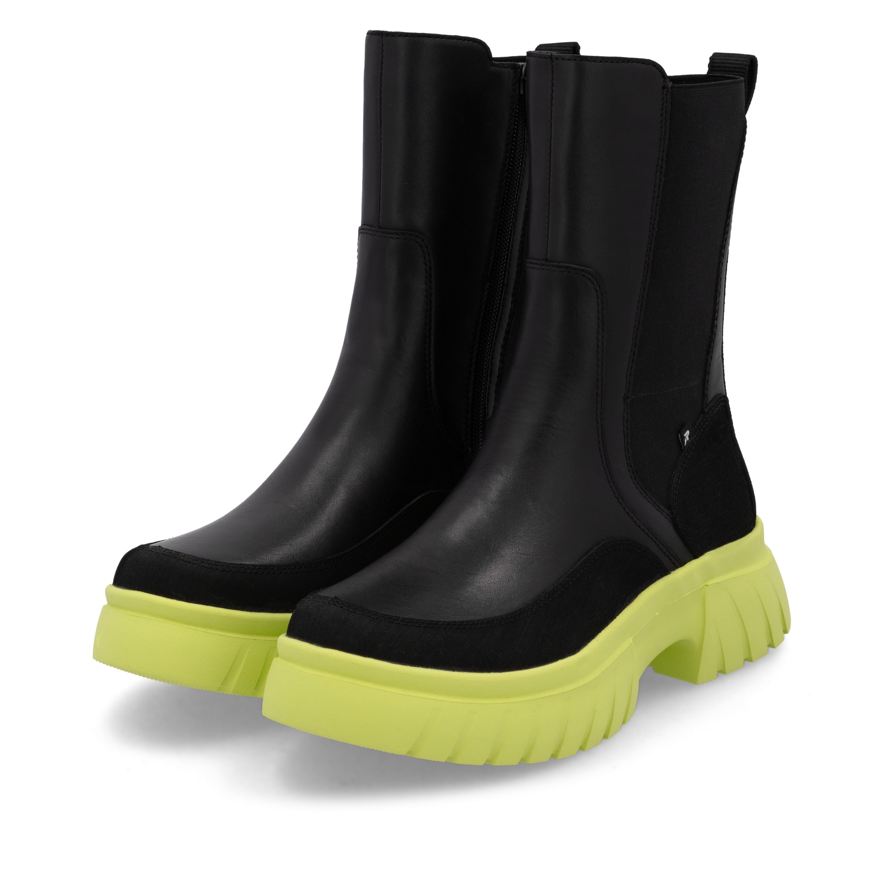 Chelsea Boots  Rieker noires pour femmes W1872-00 avec semelle ultra-légère. Vue latérale inclinée de la paire de chaussures.