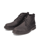 
Dunkelbraune Rieker Herren Schnürstiefel 31640-25 mit einer robusten Profilsohle. Schuhpaar schräg.