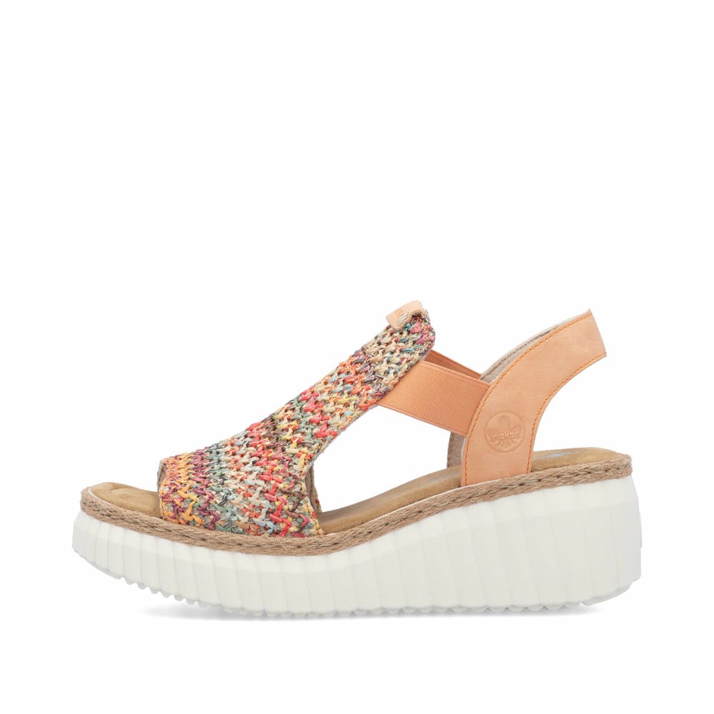 Mehrfarbige Rieker Keilsandaletten 69172-92 mit einem Gummizug. Schuh Außenseite.