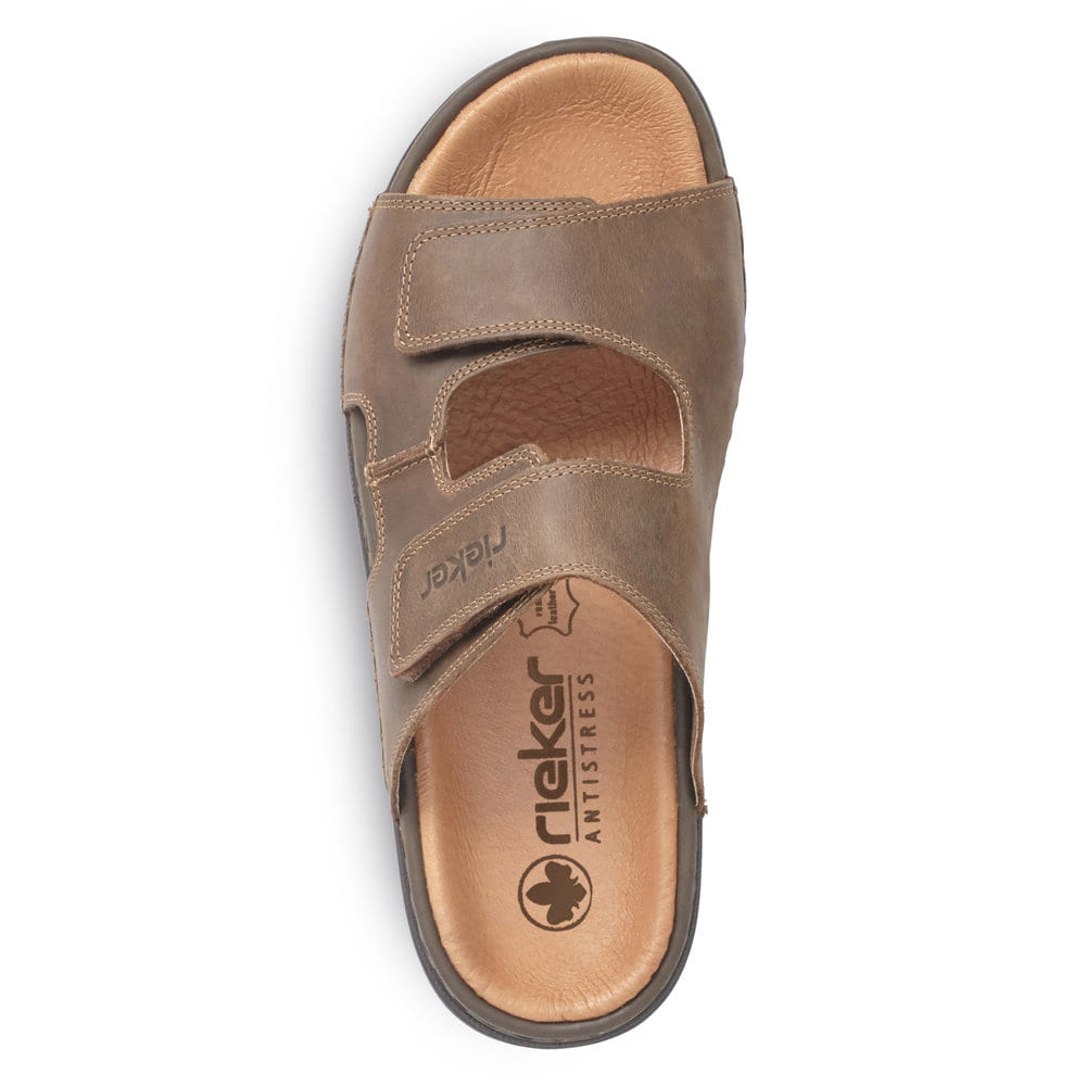 Braune Rieker Herren Pantoletten 25592-25 aus Rauleder mit einem Klettverschluss. Schuh von oben.