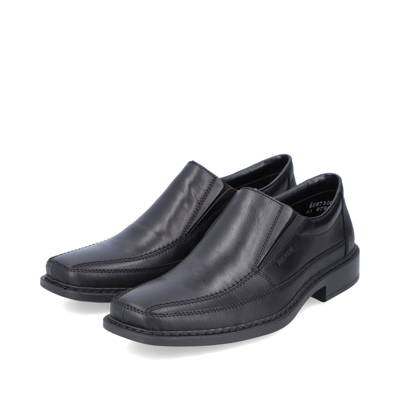 Schwarze Rieker Herren Slipper B0873-00 mit Elastikeinsatz sowie Extraweite H. Schuh Außenseite gespiegelt.