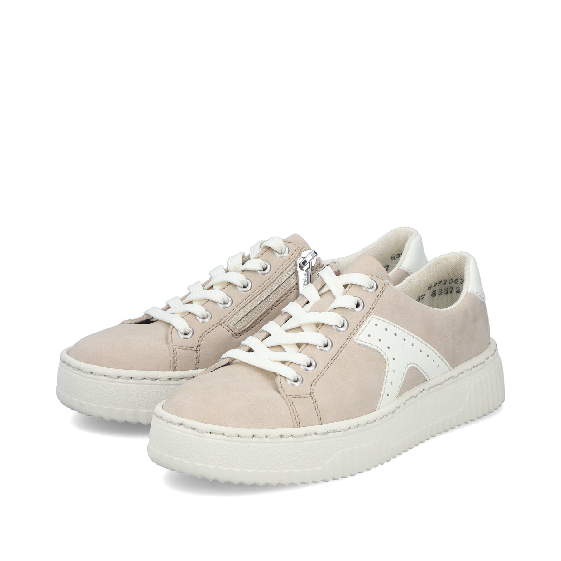 Beige Rieker Damen Sneaker Low N9920-62 mit einem Reißverschluss. Schuhpaar seitlich schräg.