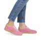 Rosane Rieker Damen Sneaker Low W2200-31 mit Schnürung sowie abriebfester Sohle. Schuh am Fuß.