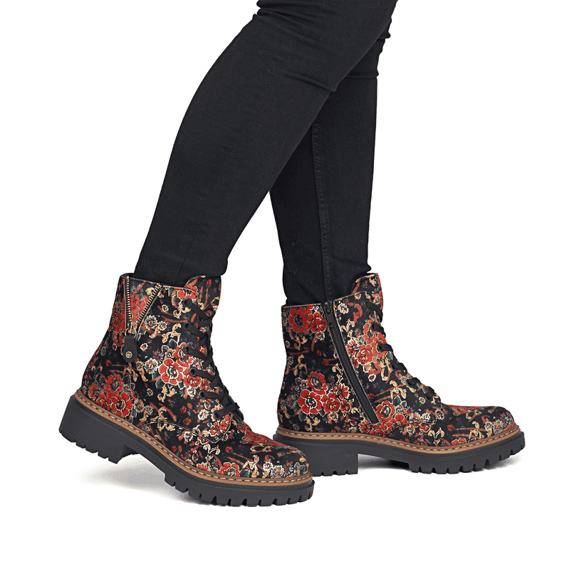Schwarz-rote Rieker Damen Biker Boots 72617-90 mit Deko-Reißverschluss. Schuh am Fuß.