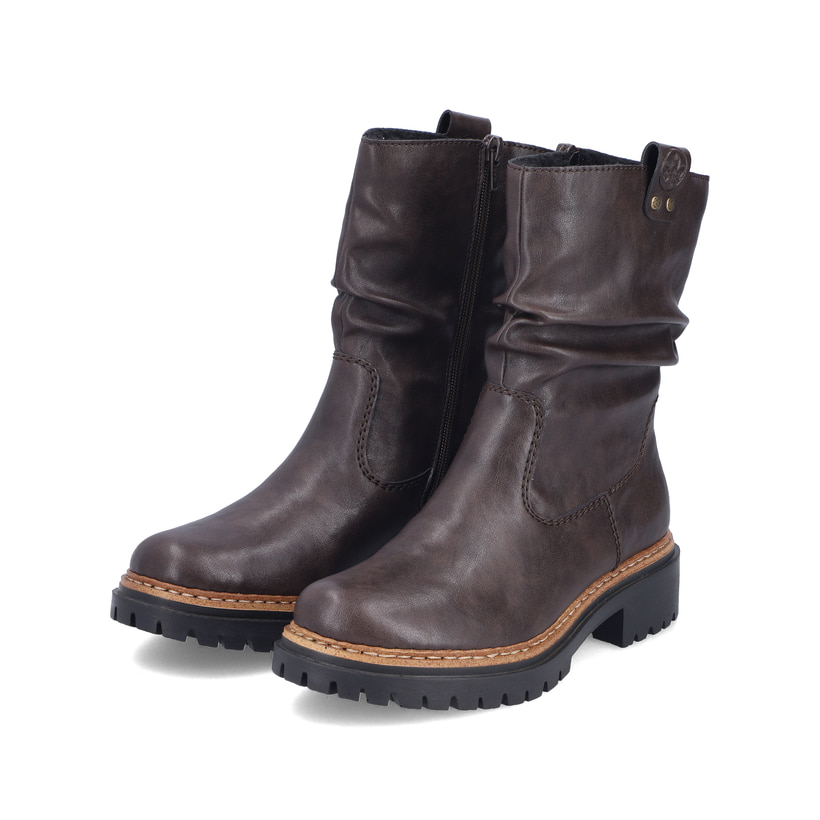 Dunkelbraune Rieker Damen Kurzstiefel 72684-25 mit gerafftem Schaft. Schuhpaar seitlich schräg.