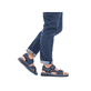 Blaue Rieker Herren Trekkingsandalen 26761-14 mit einem Klettverschluss. Schuh am Fuß.