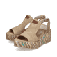 Beige Rieker Keilsandaletten 69472-60 mit Gummizug sowie leichter Plateausohle. Schuhpaar seitlich schräg.