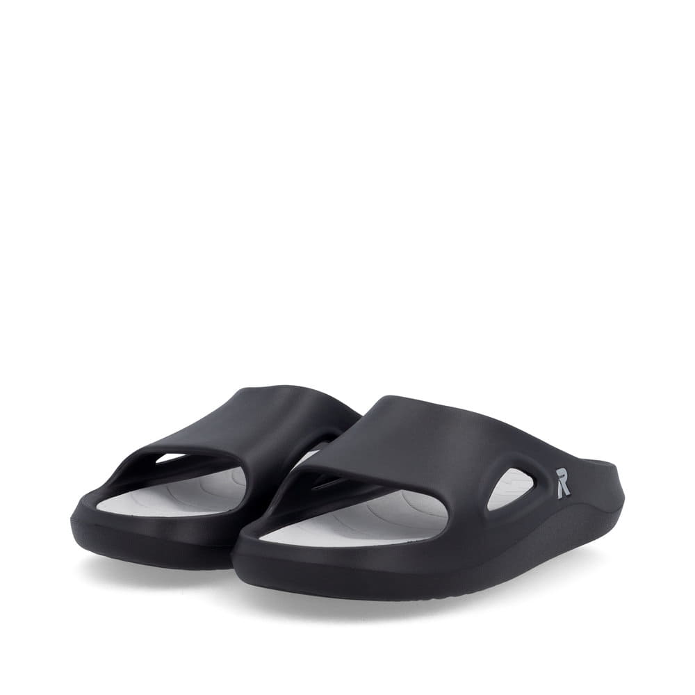 Schwarze Rieker Herren Pantoletten U3450-00 mit einer ultraleichten Sohle. Schuhpaar seitlich schräg.