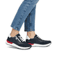 Blaue Rieker Damen Sneaker Low 58923-14 mit einem Reißverschluss. Schuh am Fuß.