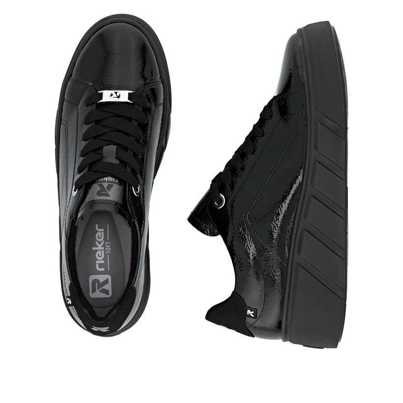 Schwarze Rieker Damen Sneaker Low W2601-00 aus Lackleder mit einer Schnürung. Schuh von oben, liegend.