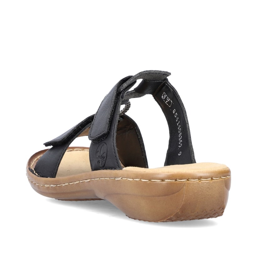 Schwarze Rieker Damen Pantoletten 60885-00 mit Schmuckelementen. Schuh von hinten.