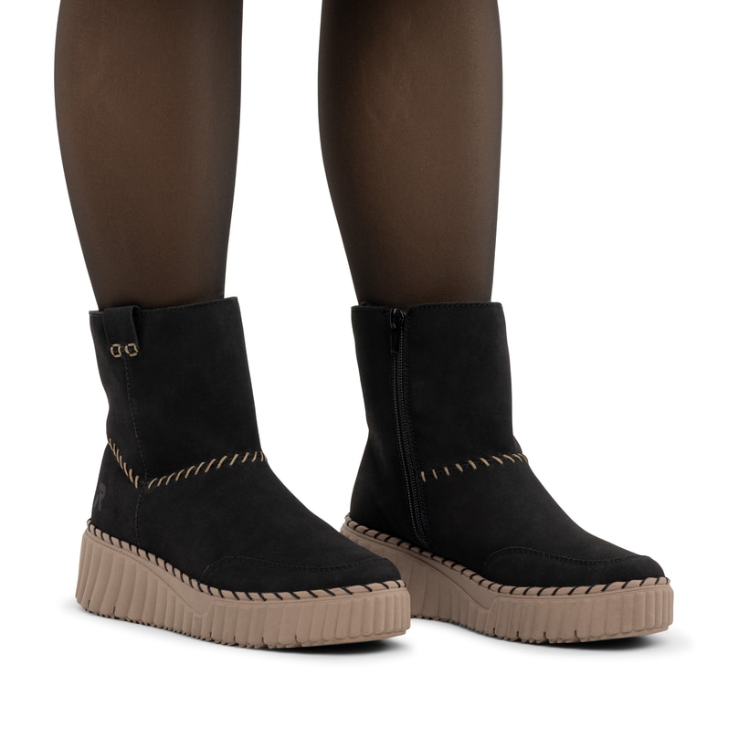 Schwarze Rieker Damen Kurzstiefel N2870-00 mit handgestickten Nähten. Schuh am Fuß.
