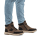 Braun-schwarze Rieker Herren Sneaker High B5546-26 aus Rauleder. Schuh am Fuß.