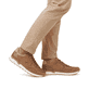 Braune Rieker Herren Sneaker Low U0304-25 mit leichter und griffiger Sohle. Schuh am Fuß.