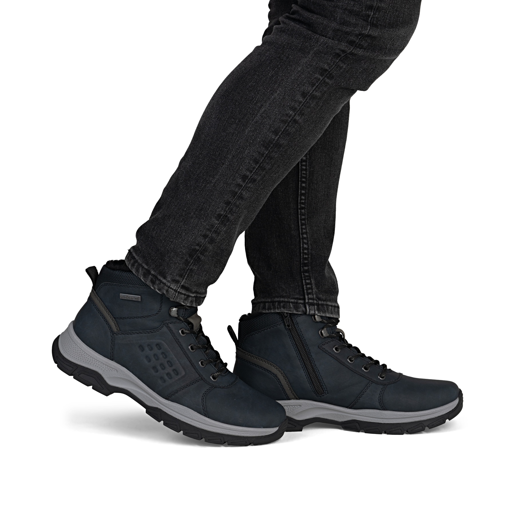 Dunkelblau-schwarze Rieker Herren Schnürstiefel 30201-14 mit Reißverschluss. Schuh am Fuß.