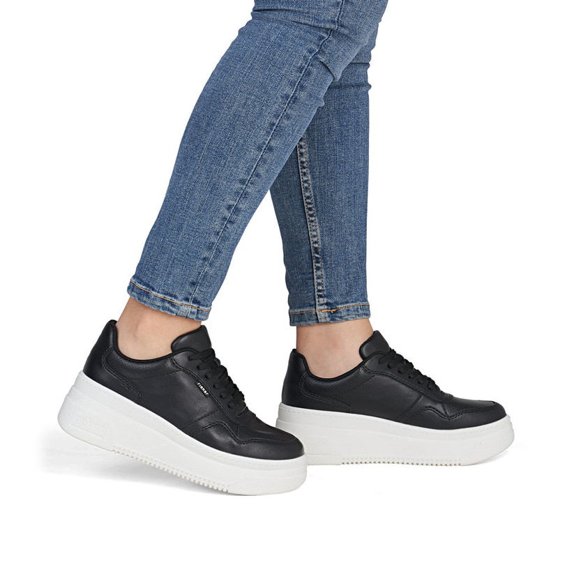 Baskets basses Rieker noires pour femme M7811-00 avec lacets. Chaussure au pied.