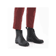 Asphaltschwarze Rieker Damen Chelsea Boots P8260-00 mit Elastikeinsatz. Schuh am Fuß.