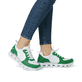 Grüne vegane Rieker Damen Sneaker Low M6068-52 mit einem Gummizug. Schuh am Fuß.