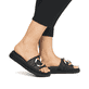Schwarze Rieker Damen Pantoletten W1452-00 mit ultra leichter Sohle. Schuh am Fuß.