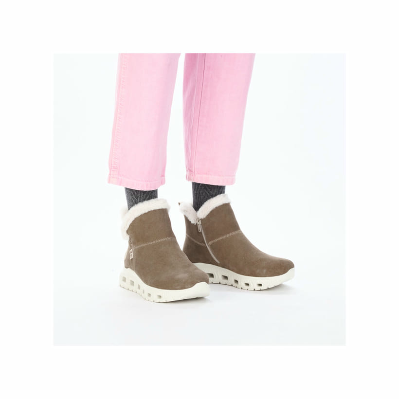 Braune Rieker Damen Kurzstiefel M6050-64 mit wasserabweisender RiekerTEX-Membran. Schuh am Fuß.