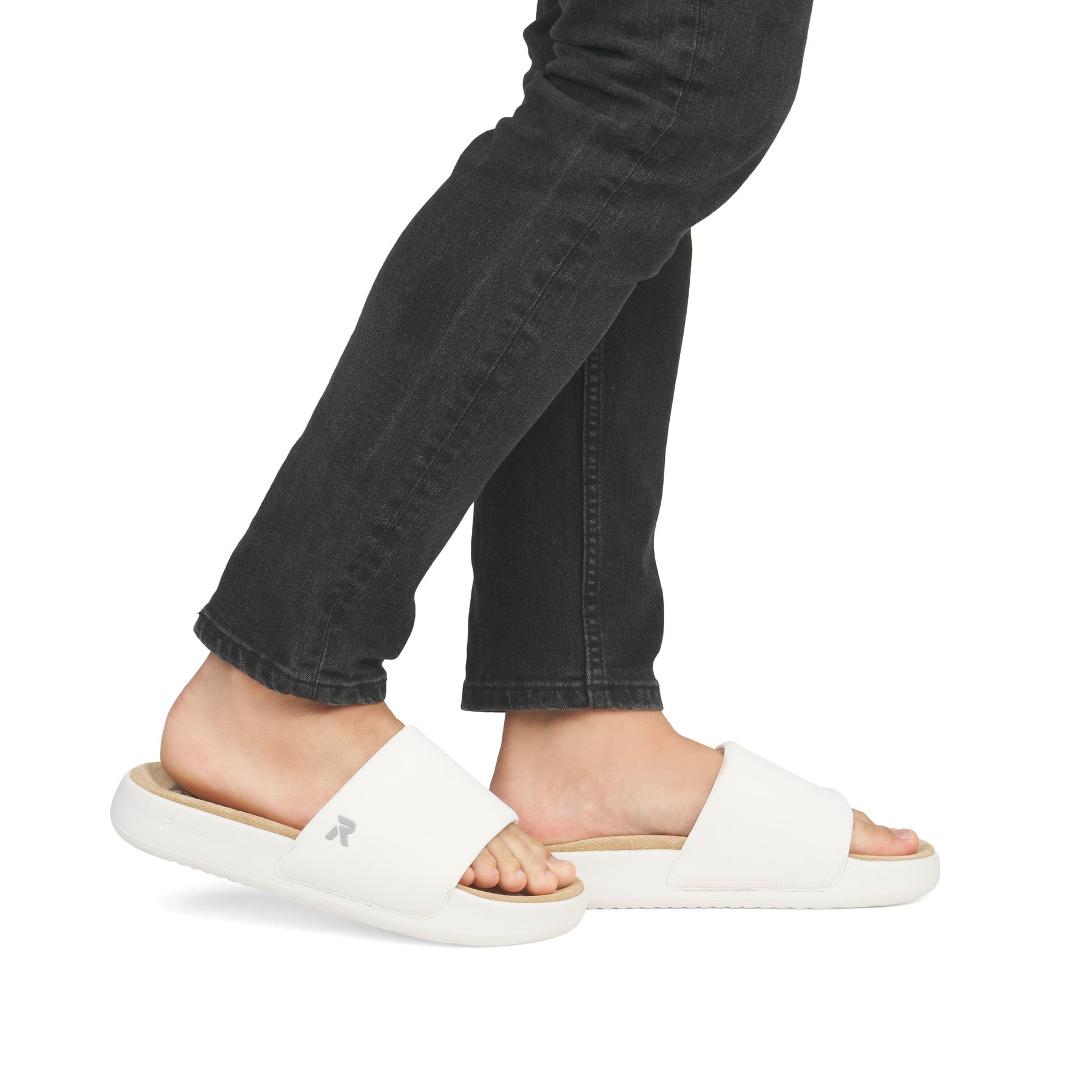 Weiße Rieker Herren Pantoletten U3250-80 mit ultraleichter und flexibler Sohle. Schuh am Fuß.