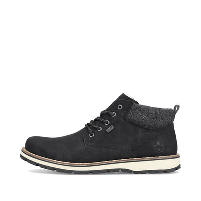 
Urbanschwarze Rieker Herren Schnürstiefel 38419-00 mit einer robusten Profilsohle. Schuh Außenseite