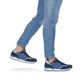 Blaue Rieker Herren Sneaker Low U0300-14 mit einer griffigen und leichten Sohle. Schuh am Fuß.