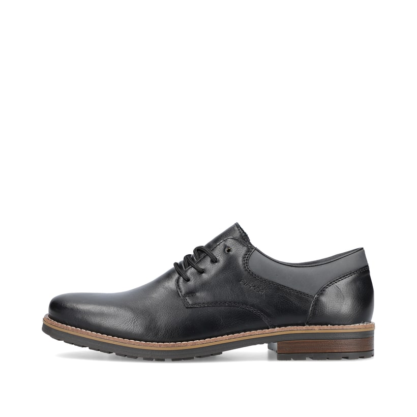 
Glanzschwarze Rieker Herren Schnürschuhe 13200-00 mit einer robusten Profilsohle. Schuh Außenseite