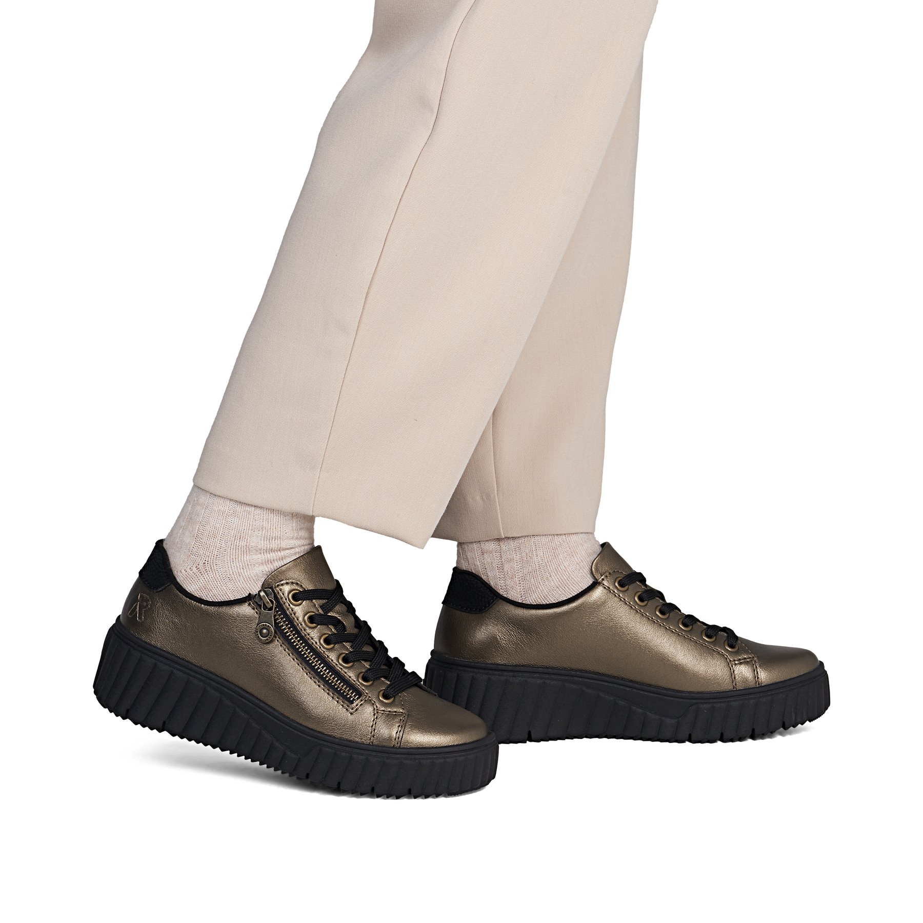 Baskets basses Rieker bronze pour femme N2501-90 en cuir lisse. Chaussure au pied.