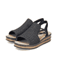 Schwarze Rieker Keilsandaletten 62941-00 mit einem Gummizug. Schuhpaar seitlich schräg.