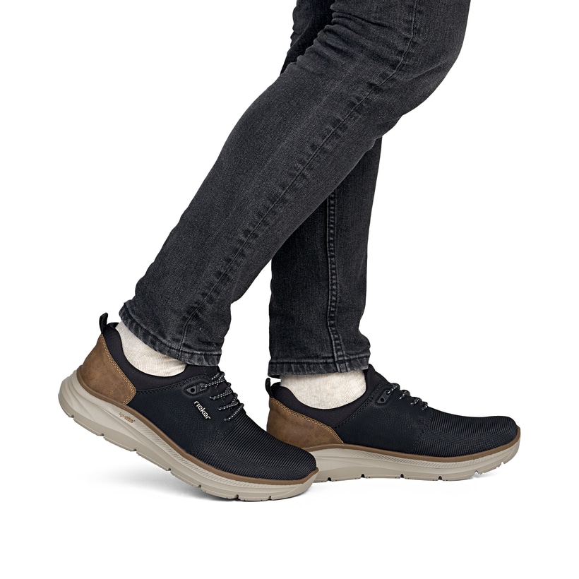 Mocassins Rieker noirs pour hommes B1850-00 avec la semelle lightsole+. Chaussure au pied.